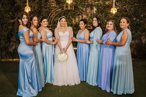 As melhores ideias e inspirações criativas de fotos da noiva com as madrinhas no Espaço Buffet Espaço Du Chief'