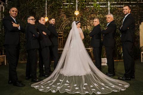 As melhores ideias e inspirações criativas de fotos do noivo com os padrinhos no Espaço Buffet Espaço Du Chief'