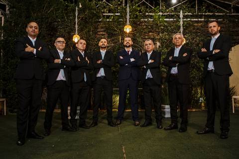 As melhores ideias e inspirações criativas de fotos do noivo com os padrinhos no Espaço Buffet Espaço Du Chief'