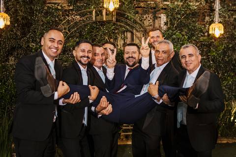 As melhores ideias e inspirações criativas de fotos do noivo com os padrinhos no Espaço Buffet Espaço Du Chief'