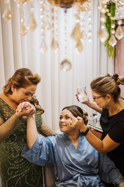 As melhores ideias e inspirações criativas do making of da noiva no salão Puramania'