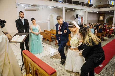 As melhores ideias e inspirações criativas de fotos de casamento na cerimônia na Igreja matriz Nossa Senhora das Graças'