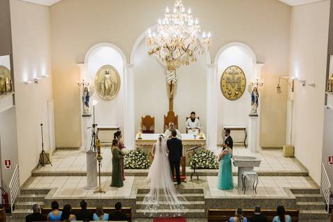 As melhores ideias e inspirações criativas de fotos de casamento na cerimônia na Igreja matriz Nossa Senhora das Graças'