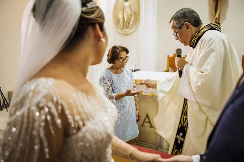 As melhores ideias e inspirações criativas de fotos de casamento na cerimônia na Igreja matriz Nossa Senhora das Graças'