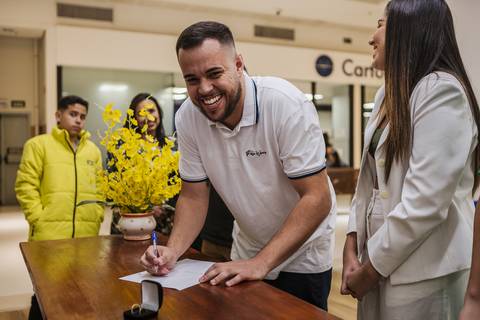 As melhores ideias e inspirações criativas de fotos dos noivos no cartório em Barueri'