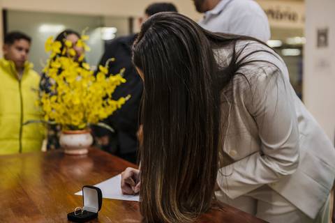 As melhores ideias e inspirações criativas de fotos dos noivos no cartório em Barueri'
