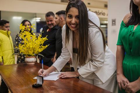 As melhores ideias e inspirações criativas de fotos dos noivos no cartório em Barueri'