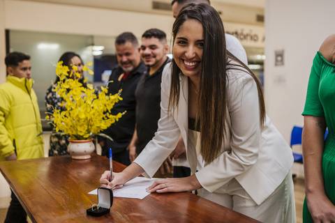 As melhores ideias e inspirações criativas de fotos dos noivos no cartório em Barueri'