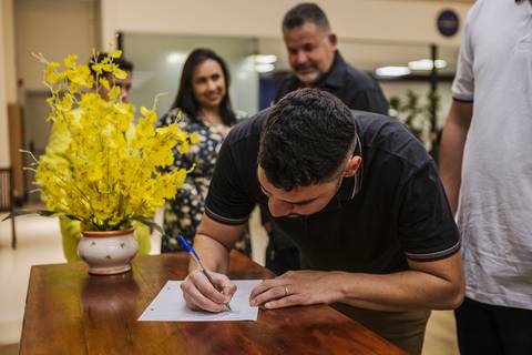 As melhores ideias e inspirações criativas de fotos dos noivos no cartório em Barueri'