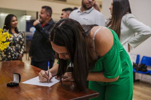 As melhores ideias e inspirações criativas de fotos dos noivos no cartório em Barueri'