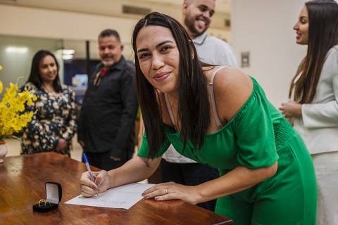 As melhores ideias e inspirações criativas de fotos dos noivos no cartório em Barueri'