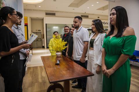 As melhores ideias e inspirações criativas de fotos dos noivos no cartório em Barueri'