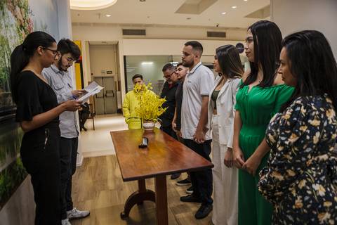 As melhores ideias e inspirações criativas de fotos dos noivos no cartório em Barueri'