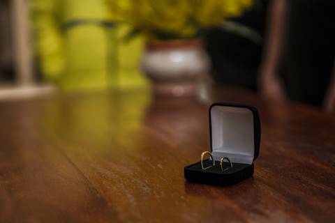 As melhores ideias e inspirações criativas de fotos das alianças  '