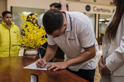 As melhores ideias e inspirações criativas de fotos dos noivos no cartório em Barueri'