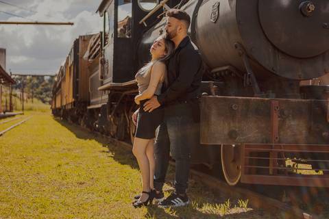 As melhores ideias e inspirações criativas de fotos para ensaio pré wedding na maria fumaça em São Roque
'