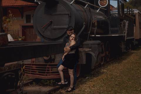 As melhores ideias e inspirações criativas de fotos para ensaio pré wedding na maria fumaça em São Roque
'