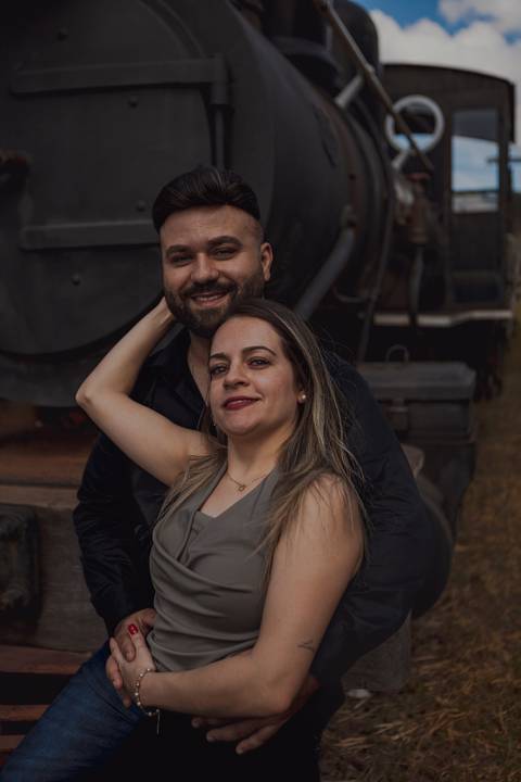 As melhores ideias e inspirações criativas de fotos para ensaio pré wedding na maria fumaça em São Roque
'