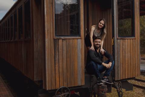 As melhores ideias e inspirações criativas de fotos para ensaio pré wedding na maria fumaça em São Roque
'