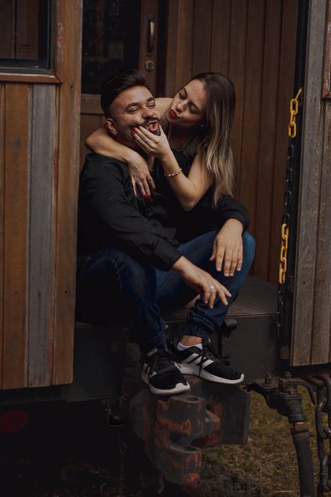 As melhores ideias e inspirações criativas de fotos para ensaio pré wedding na maria fumaça em São Roque
'