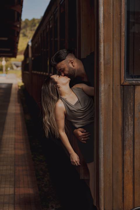 As melhores ideias e inspirações criativas de fotos para ensaio pré wedding na maria fumaça em São Roque
'