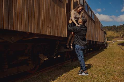 As melhores ideias e inspirações criativas de fotos para ensaio pré wedding na maria fumaça em São Roque
'