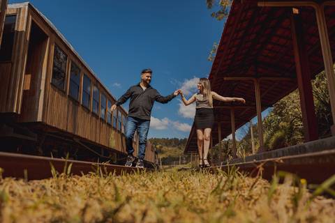 As melhores ideias e inspirações criativas de fotos para ensaio pré wedding na maria fumaça em São Roque
'