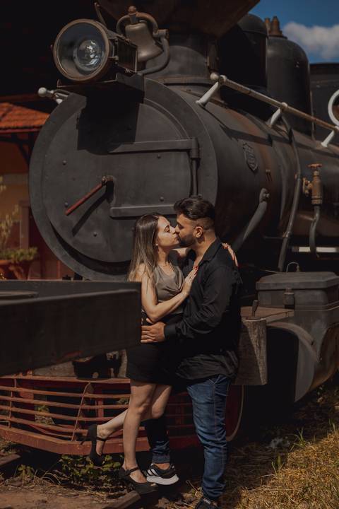 As melhores ideias e inspirações criativas de fotos para ensaio pré wedding na maria fumaça em São Roque
'