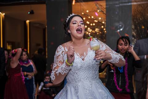 As melhores ideias e inspirações criativas de fotos dos noivos no Espaço Casa Bertolazzi
'