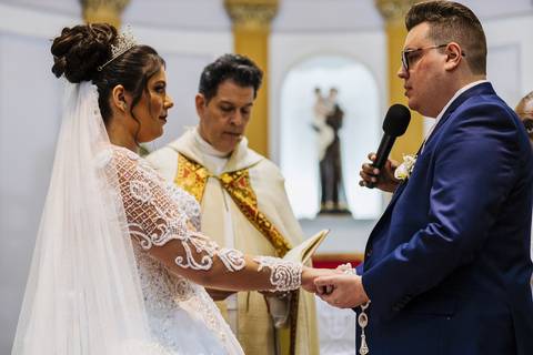 As melhores ideias e inspirações criativas de fotos de casamento na cerimônia na igreja Paróquia Santo Antônio'