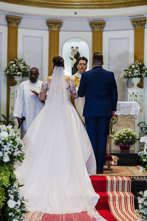 As melhores ideias e inspirações criativas de fotos de casamento na cerimônia na igreja Paróquia Santo Antônio'
