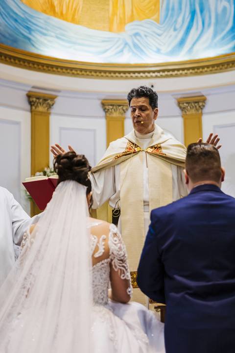 As melhores ideias e inspirações criativas de fotos de casamento na cerimônia na igreja Paróquia Santo Antônio'