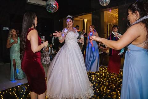 As melhores ideias e inspirações criativas de fotos dos noivos no Espaço Casa Bertolazzi
'