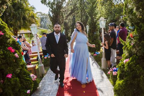 As melhores ideias e inspirações criativas de fotos de casamento das entradas dos padrinhos dançando na cerimônia na Chácara Lírio dos Vales - Franco da Rocha'