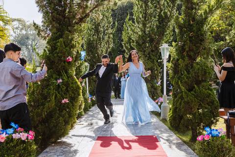 As melhores ideias e inspirações criativas de fotos de casamento das entradas dos padrinhos dançando na cerimônia na Chácara Lírio dos Vales - Franco da Rocha'
