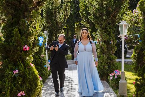 As melhores ideias e inspirações criativas de fotos de casamento das entradas dos padrinhos dançando na cerimônia na Chácara Lírio dos Vales - Franco da Rocha'