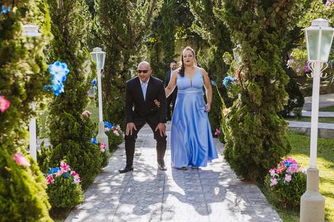 As melhores ideias e inspirações criativas de fotos de casamento das entradas dos padrinhos dançando na cerimônia na Chácara Lírio dos Vales - Franco da Rocha'