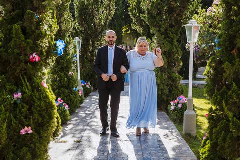 As melhores ideias e inspirações criativas de fotos de casamento das entradas dos padrinhos dançando na cerimônia na Chácara Lírio dos Vales - Franco da Rocha'