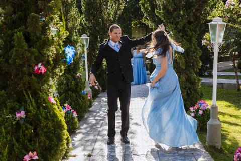 As melhores ideias e inspirações criativas de fotos de casamento das entradas dos padrinhos dançando na cerimônia na Chácara Lírio dos Vales - Franco da Rocha'