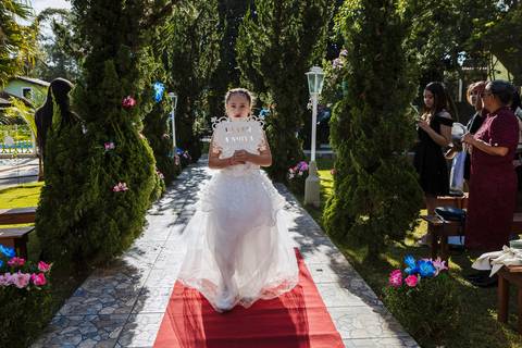As melhores ideias e inspirações criativas de fotos de casamento das entradas dos pajens na cerimônia na Chácara Lírio dos Vales - Franco da Rocha'