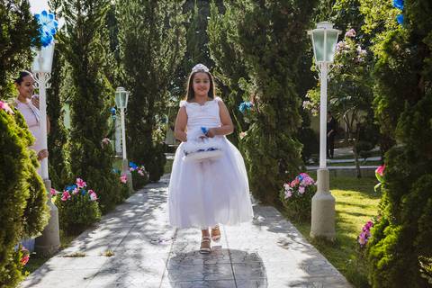 As melhores ideias e inspirações criativas de fotos de casamento das entradas dos pajens na cerimônia na Chácara Lírio dos Vales - Franco da Rocha'