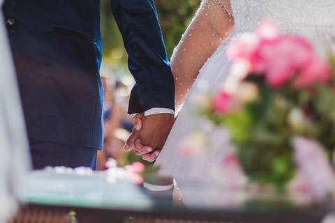 As melhores ideias e inspirações criativas de fotos de casamento na cerimônia na Chácara Lírio dos Vales - Franco da Rocha'