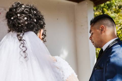 As melhores ideias e inspirações criativas de fotos de casamento na cerimônia na Chácara Lírio dos Vales - Franco da Rocha'