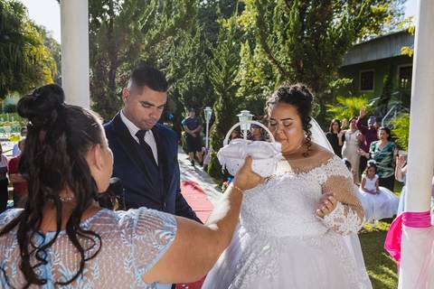 As melhores ideias e inspirações criativas de fotos das alianças no casamento no momento da cerimônia na Chácara Lírio dos Vales - Franco da Rocha'