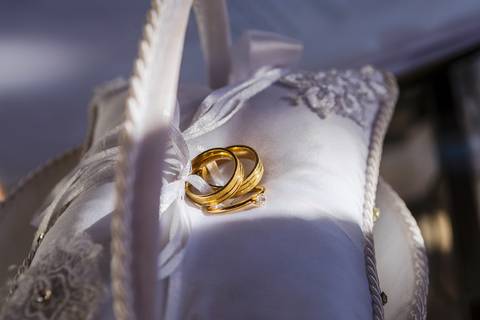 As melhores ideias e inspirações criativas de fotos das alianças no casamento no momento da cerimônia na Chácara Lírio dos Vales - Franco da Rocha'