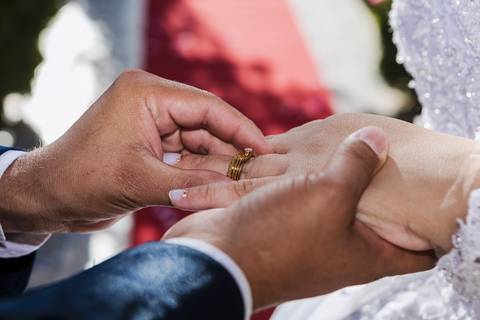 As melhores ideias e inspirações criativas de fotos das alianças no casamento no momento da cerimônia na Chácara Lírio dos Vales - Franco da Rocha'