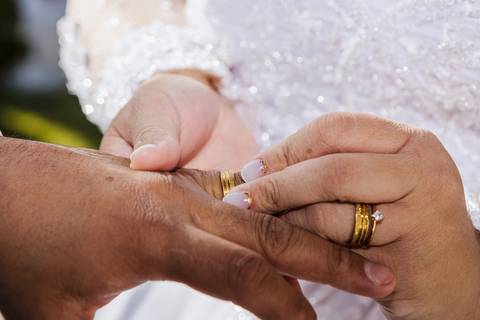 As melhores ideias e inspirações criativas de fotos das alianças no casamento no momento da cerimônia na Chácara Lírio dos Vales - Franco da Rocha'