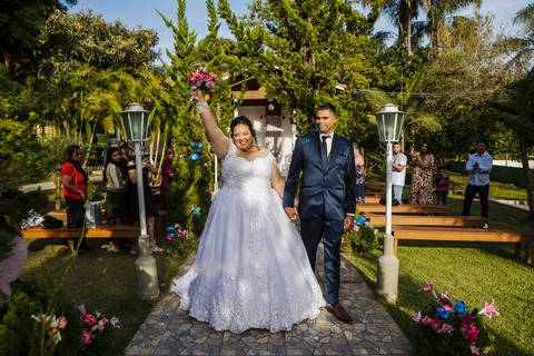 As melhores ideias e inspirações criativas de fotos de casamento na cerimônia na Chácara Lírio dos Vales - Franco da Rocha'