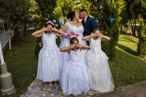 As melhores ideias e inspirações criativas de fotos de casamento noivos com os pajens na Chácara Lírio dos Vales - Franco da Rocha'