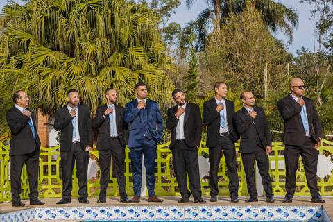 As melhores ideias e inspirações criativas de fotos de casamento noivos com os padrinhos na Chácara Lírio dos Vales - Franco da Rocha'